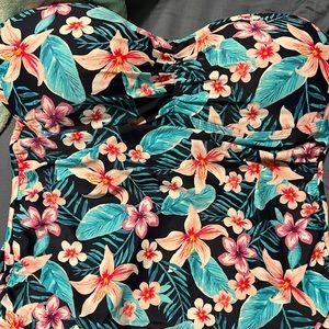 Womens strapless tankini top